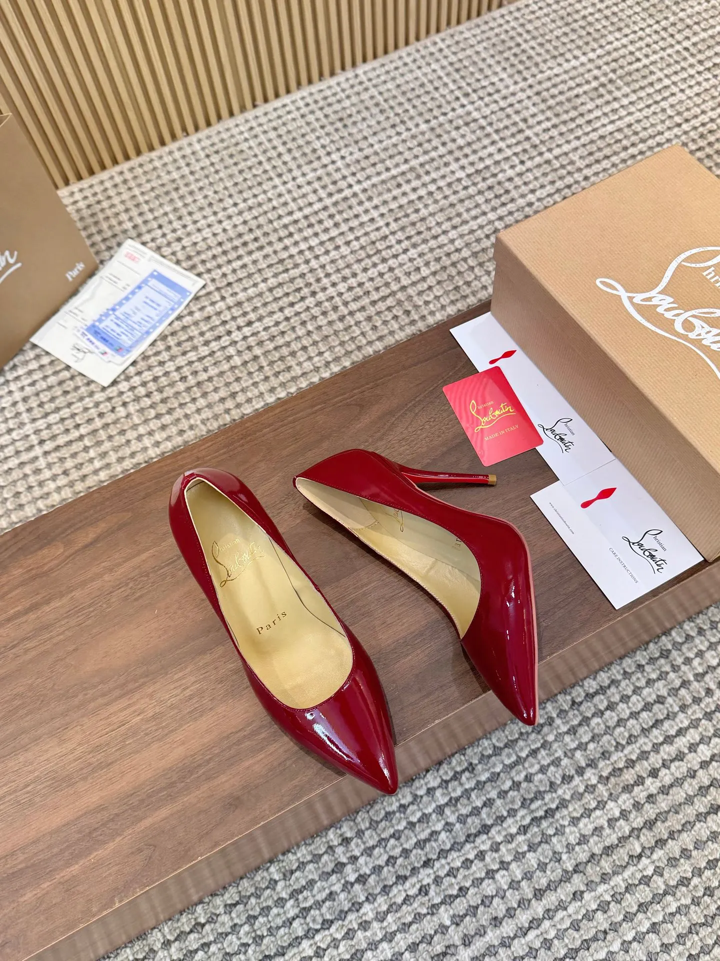 👟👟Ex-factory price 440👟👟 Genuine leather sole +40 Year-round shipment💝Christian Louboutin CL👠 Classic "💎Cow Patent Leather💎 Series" noble and luxurious, real blingbling👟👟 Real materials, all customized by the pattern maker, and the materials are made of original customized materials to achieve the taste of the original 6 color options💍 Upper: Imported 👉cow patent leather💪 Lining: Sheepskin foot pad/lining Size: 34-40.41.42 Heel height: 10.5cm and 8.5cm two options Leather sole Rubber sole